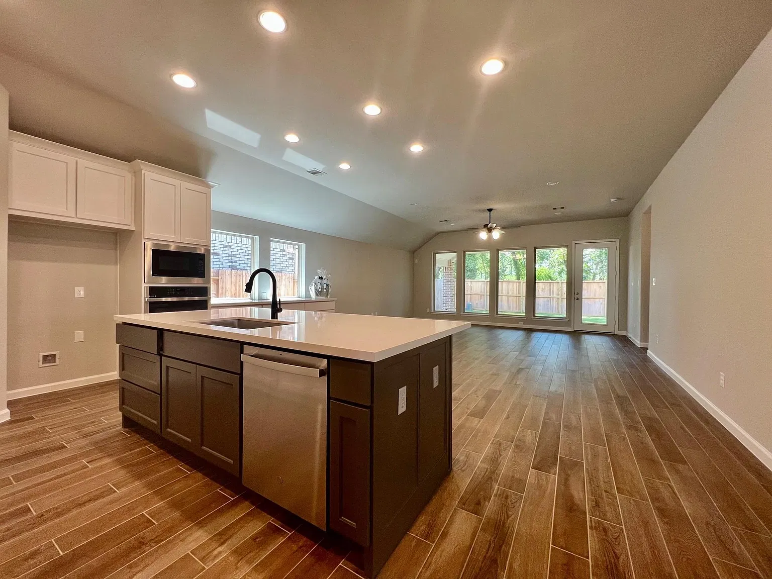4 bed, 3.0 bath, 2545 sqft, $3,300 — Photo 4