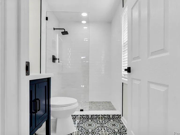 16350 Mack Ave — Photo 20