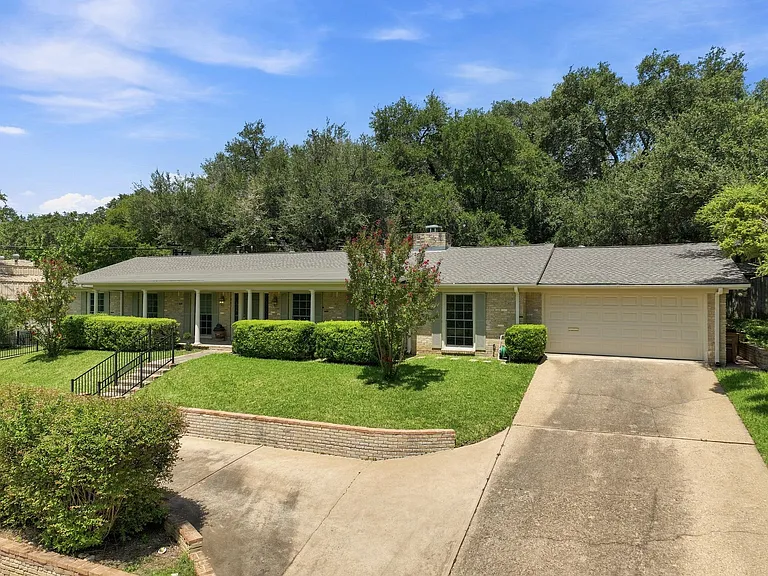 2802 Pecos St — Photo 2