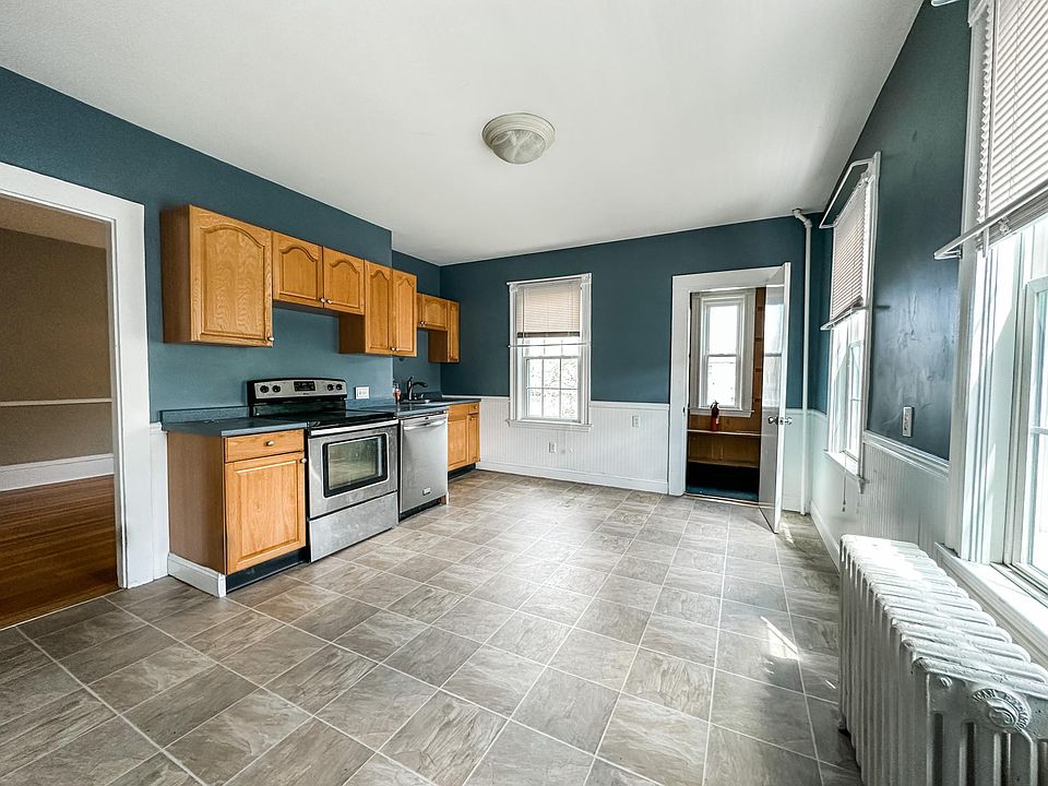 1st image of 161-163 Bates Ave #2