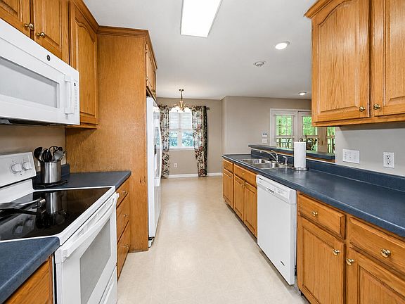 3rd image of 36 Glendale Ct
