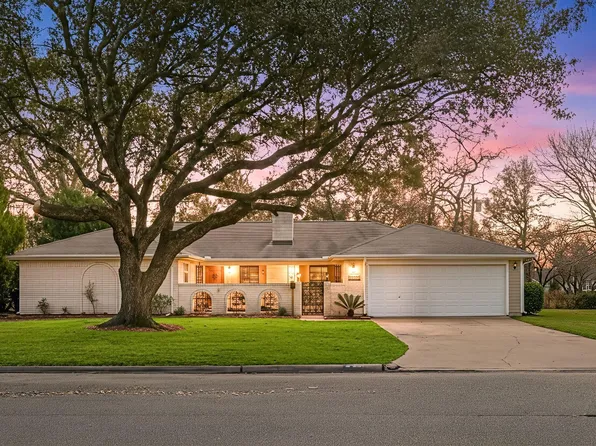 1719 Alta Vista Dr, Alvin, TX 77511