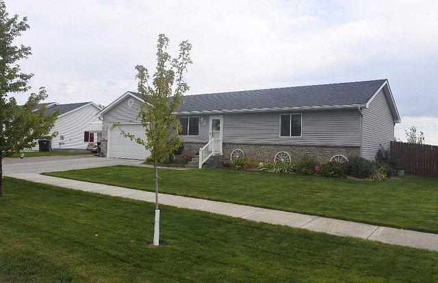 1st image of 3196 E Larson Dr