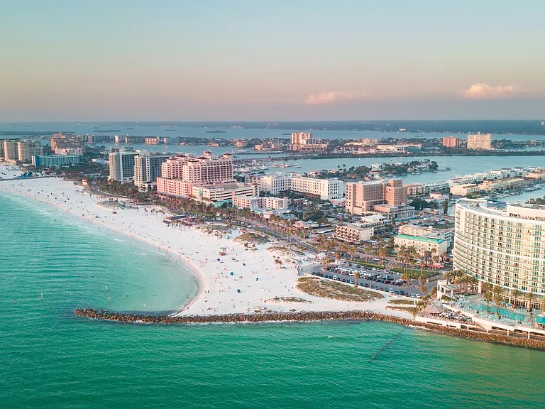 Stunning sunsets and 5 star properties 

(Community and surrounding area)