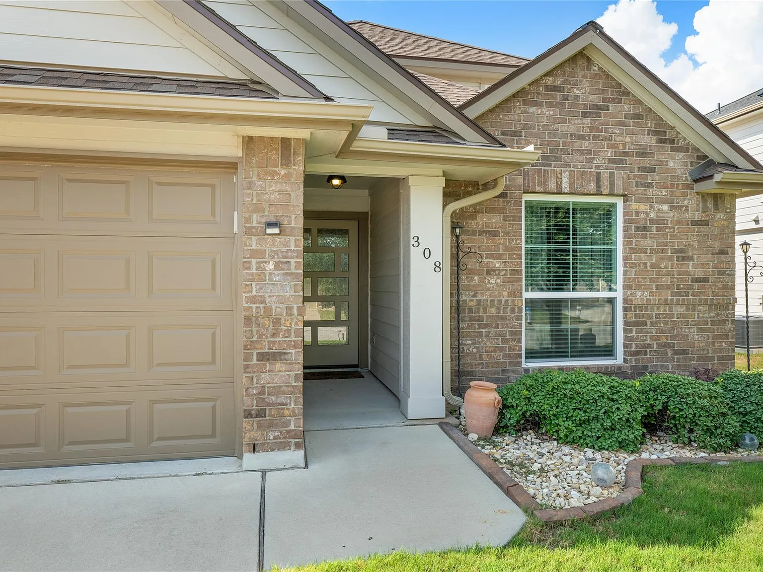 4 bed, 3.0 bath, 2090 sqft, $2,300 — Photo 4