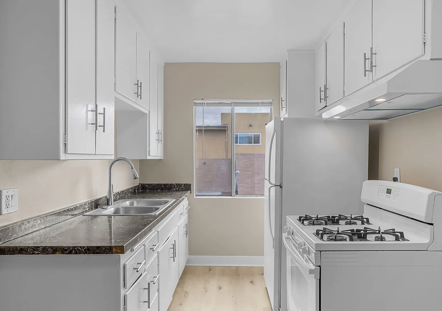 Beautiful Inglewood Apartment! — Photo 4