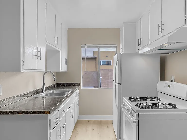 531 W Hyde Park Blvd #9 — Photo 4