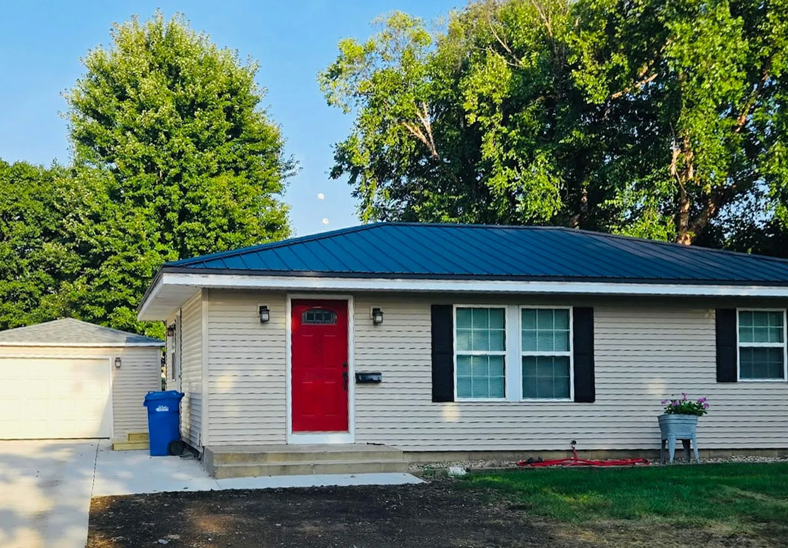 Freshly renovated, bright, and ready for you! — Photo 1