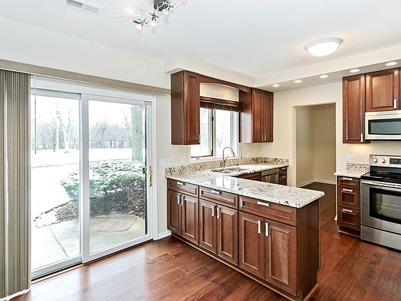 3rd image of 931 Suffolk Ct