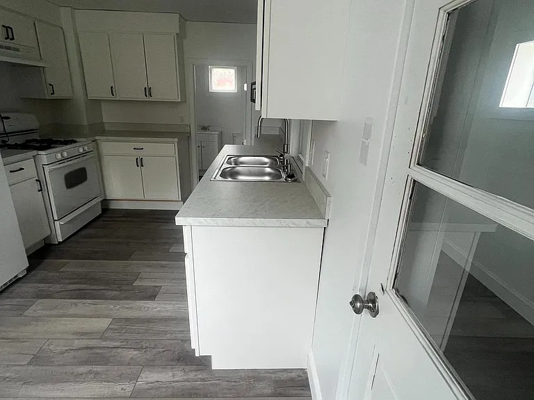 762 Broad St #B-1 — Photo 9