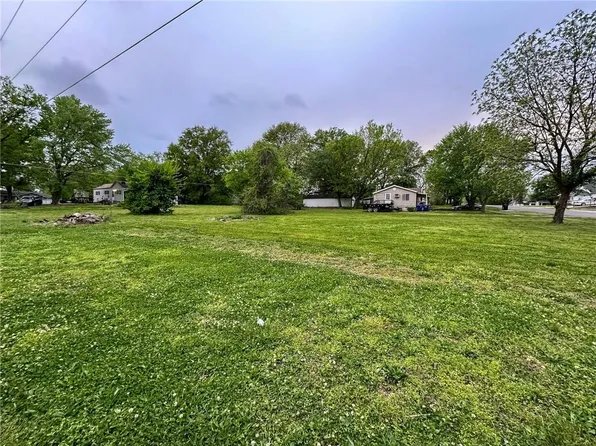 345 E 22nd St, Baxter Springs, KS 66713