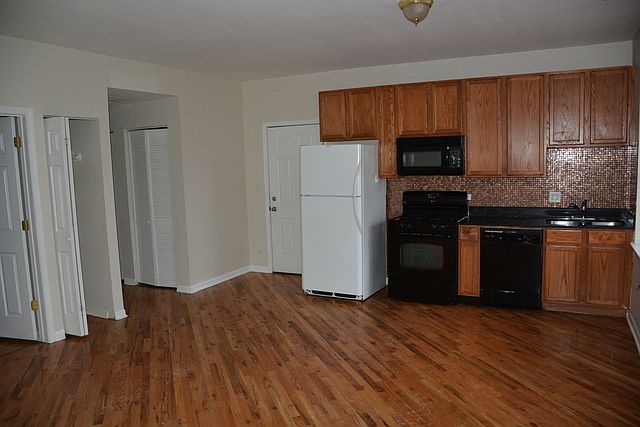 1st image of 2414 W Bryn Mawr Ave APT 1E
