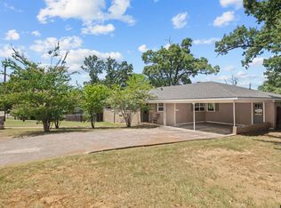 118 Hillcrest Dr, Palestine, TX 75801