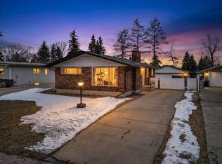 18 Hummingbird Rd, Strathcona County, AB T8A 0A2