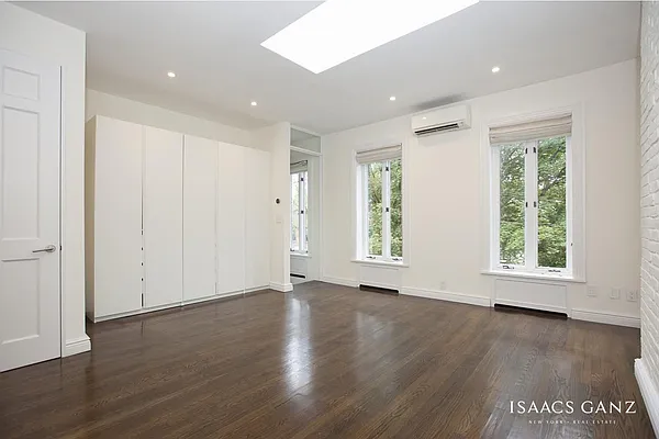 Sold by Isaacs Ganz Real Estate | media 15