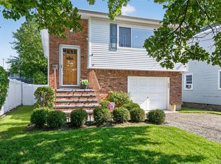 15 1st Avenue, Bayville, NY 11709