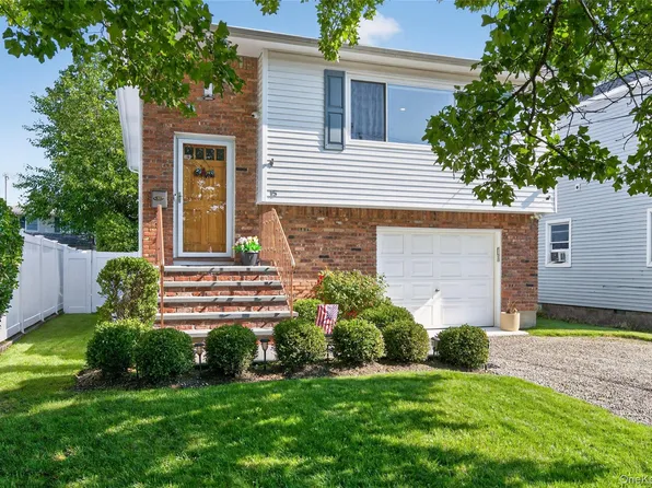 15 1st Avenue, Bayville, NY 11709