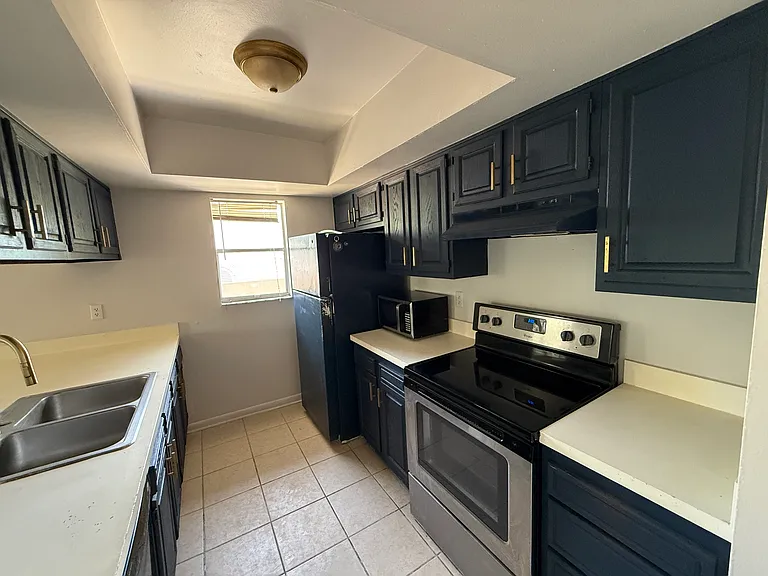 136 Country Club Dr #D — Photo 6