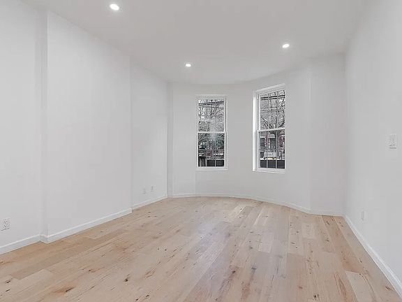 5th image of 31-70 Crescent St #1M