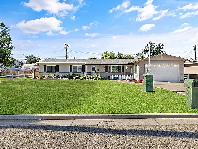 3 bed, 1824 sqft, $2,300 — Photo 2