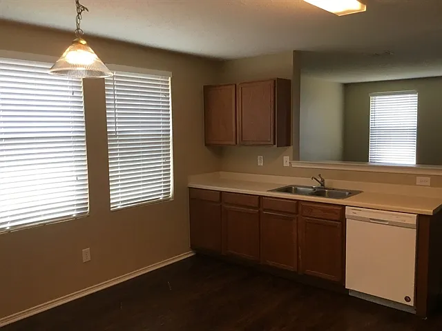 3 bed, 2.0 bath, 1924 sqft, $2,165 — Photo 4