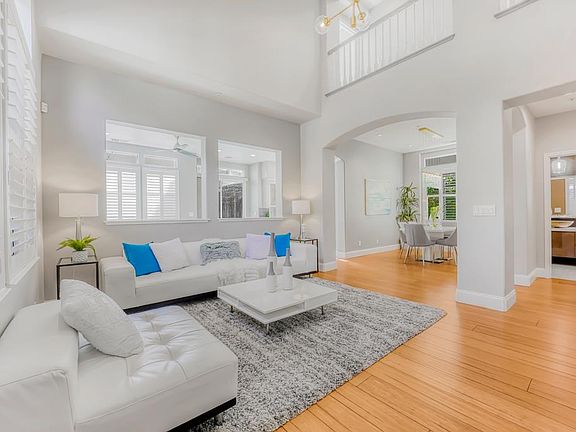 4th image of 692 Vanderbilt Dr