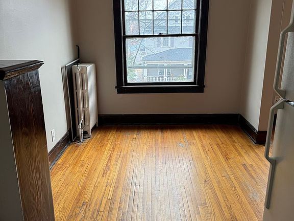 3rd image of 201 E 27th St APT 9