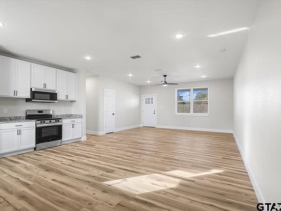 4th image of 384 Guadalupe St