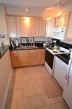 5th image of 1636 N Wells St APT 2204