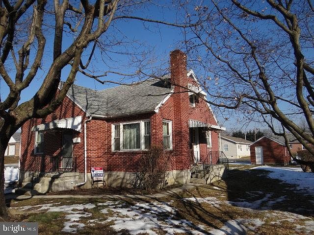2nd image of 224 Glen St