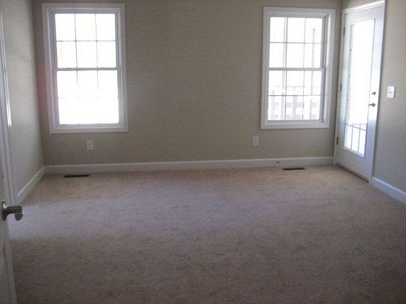 3rd image of 105 Willow Pond Dr
