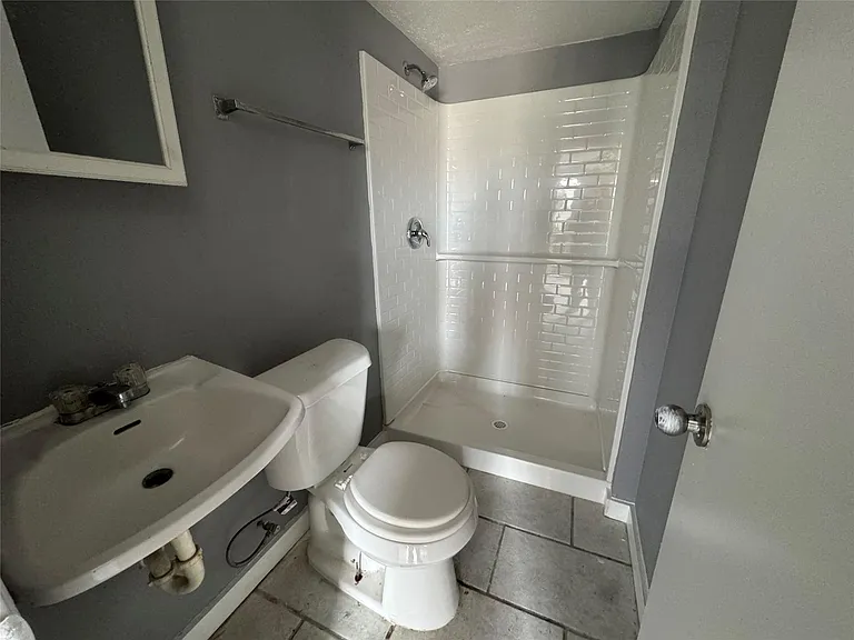 7018 1/2 Avenue F #6 — Photo 7