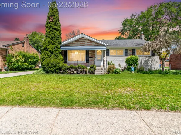 31395 Lyons Cir W, Warren, MI 48092