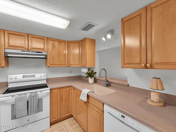 4th image of 2302 Sunrise Blvd #209