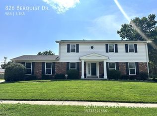 826 Berquist Dr, Ballwin, MO