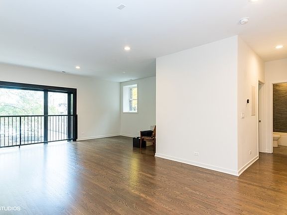 2nd image of 921 N Hoyne Ave #3