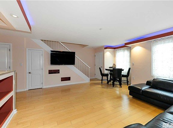 3rd image of 1490 Outlook Ave APT 2D