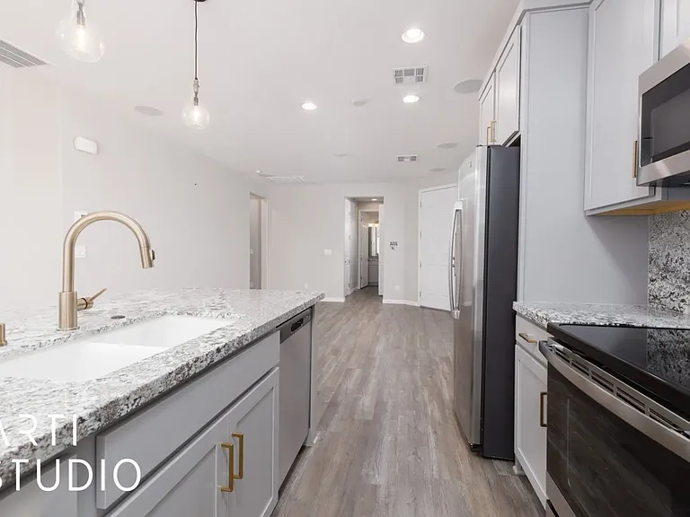122 Parliament Point — Photo 8