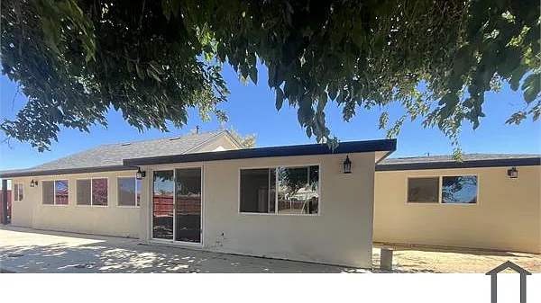 4 bed, 2300 sqft, $2,595 — Photo 3