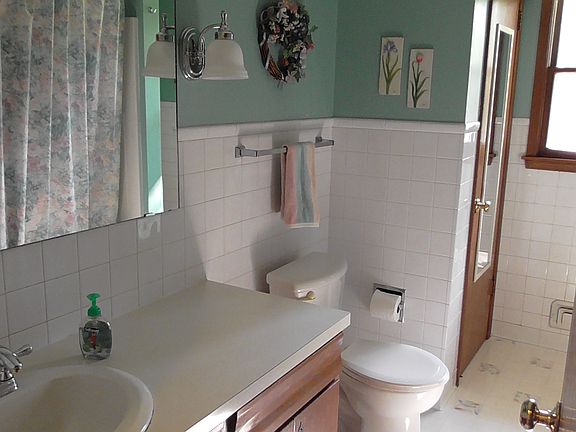 Bathroom - Main Level