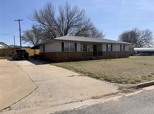 826 Hillcrest Dr, Watonga, OK 73772