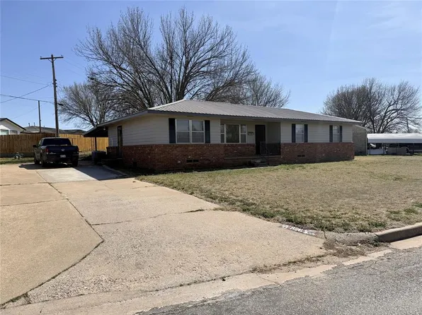826 Hillcrest Dr, Watonga, OK 73772
