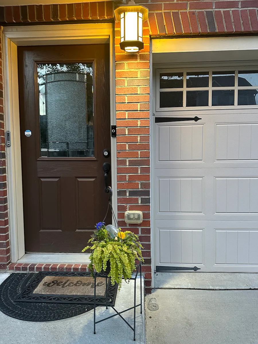 Building Photo - 1047 Brownsmith Dr