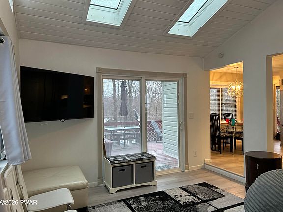 5th image of 152 Eastwood Dr