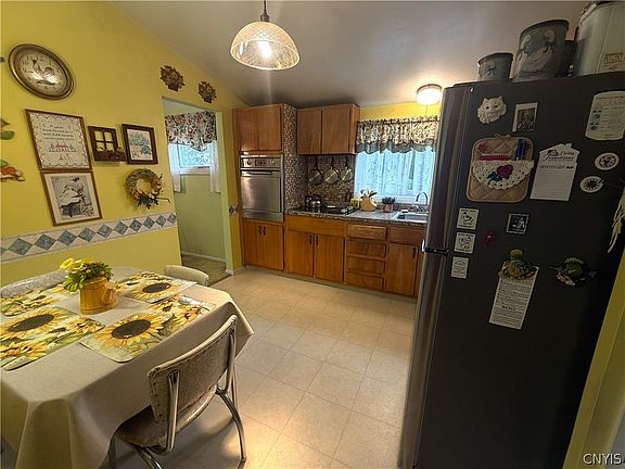 4th image of 250 Blackberry Rd