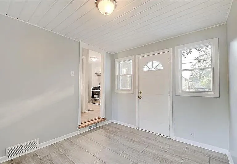 702 W 42nd St — Photo 10