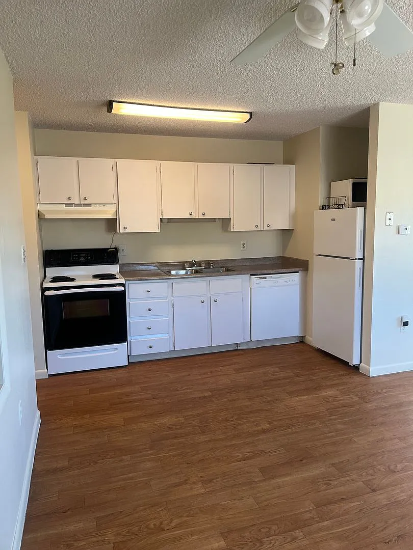 Top Unit- 1 bedroom 1 bath unit. Great Littleton Community. Newly Updated! Move in Special- Move ... — Photo 4