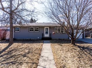 807 24th Ave S, Grand Forks, ND 58201