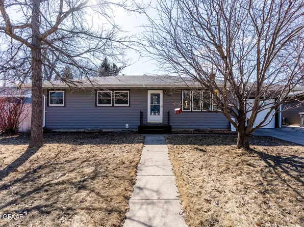 807 24th Ave S, Grand Forks, ND 58201