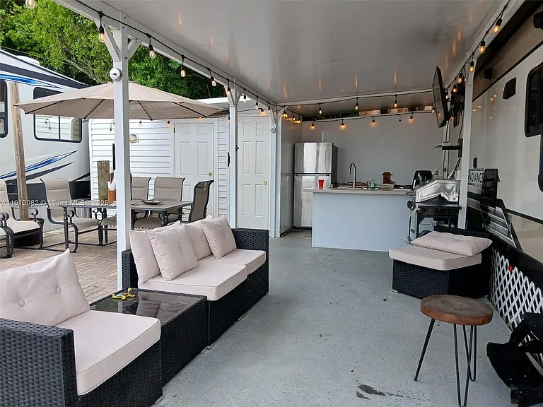 325 Calusa St #118 — Photo 4